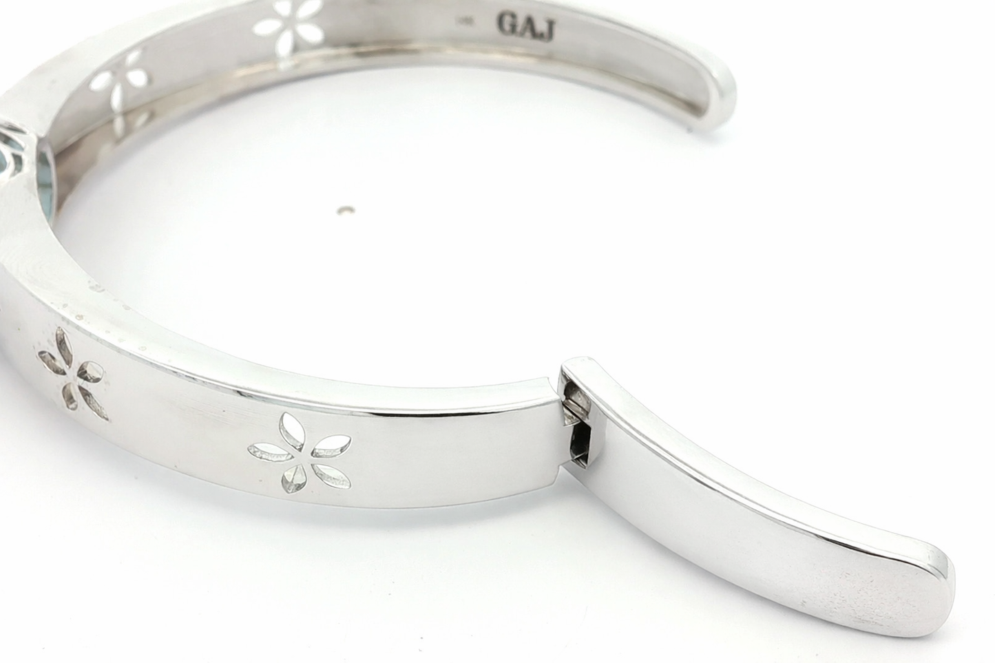 Das Topas-Blumenarmband mit handgeschnitztem Scharnier und Smaragdakzenten aus 14K Weißgold