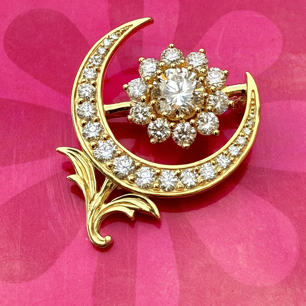 Celestial Bloom Brooch in 18K Yellow Gold with GIA-Certified Diamond