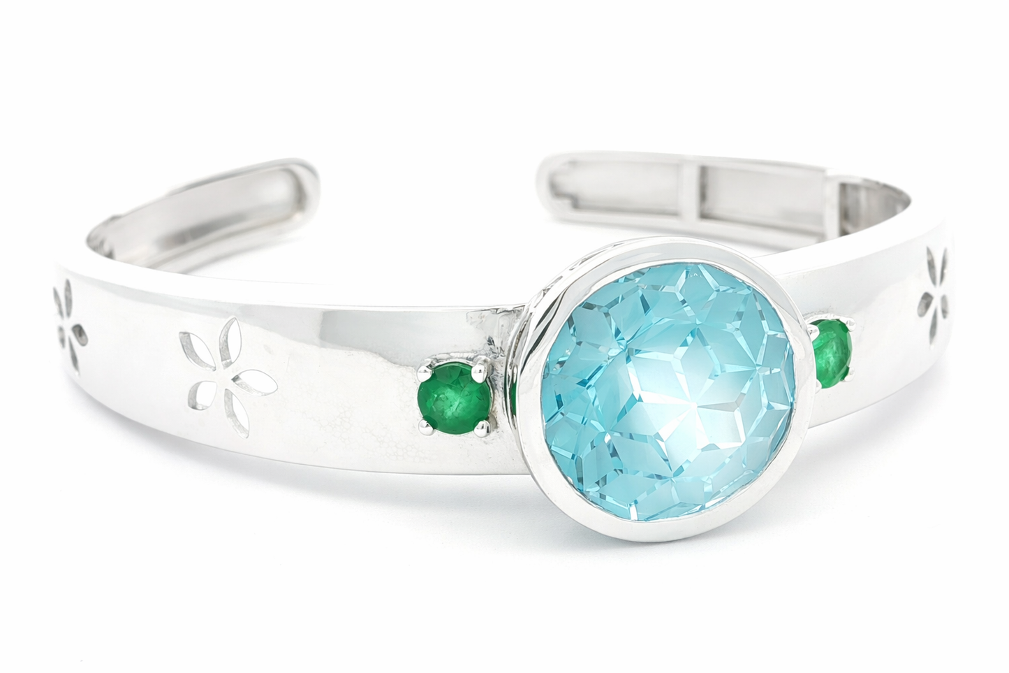 Das Topas-Blumenarmband mit handgeschnitztem Scharnier und Smaragdakzenten aus 14K Weißgold