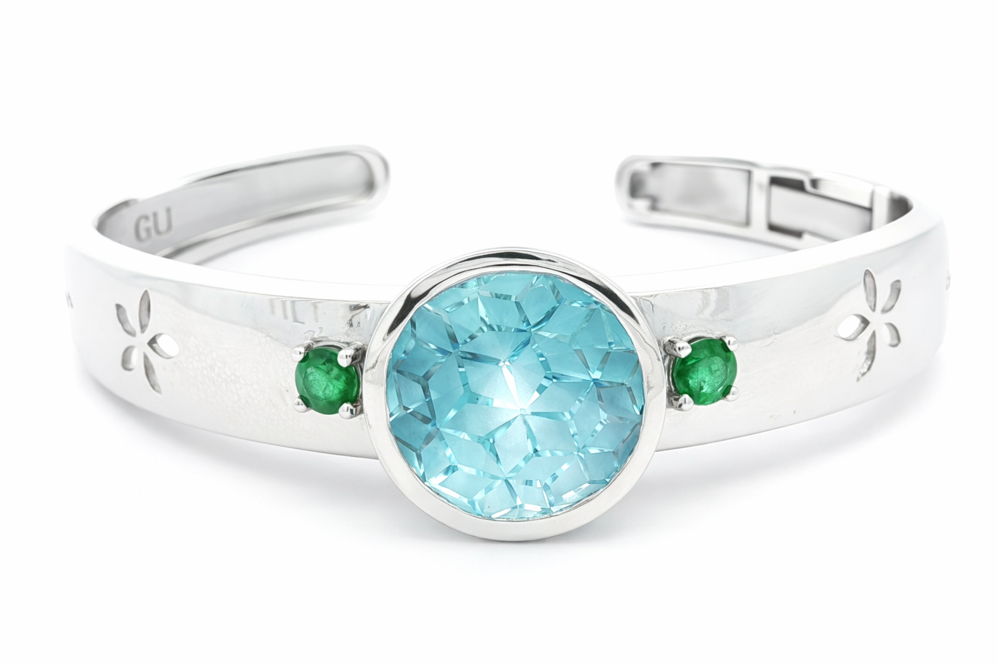 Das Topas-Blumenarmband mit handgeschnitztem Scharnier und Smaragdakzenten aus 14K Weißgold