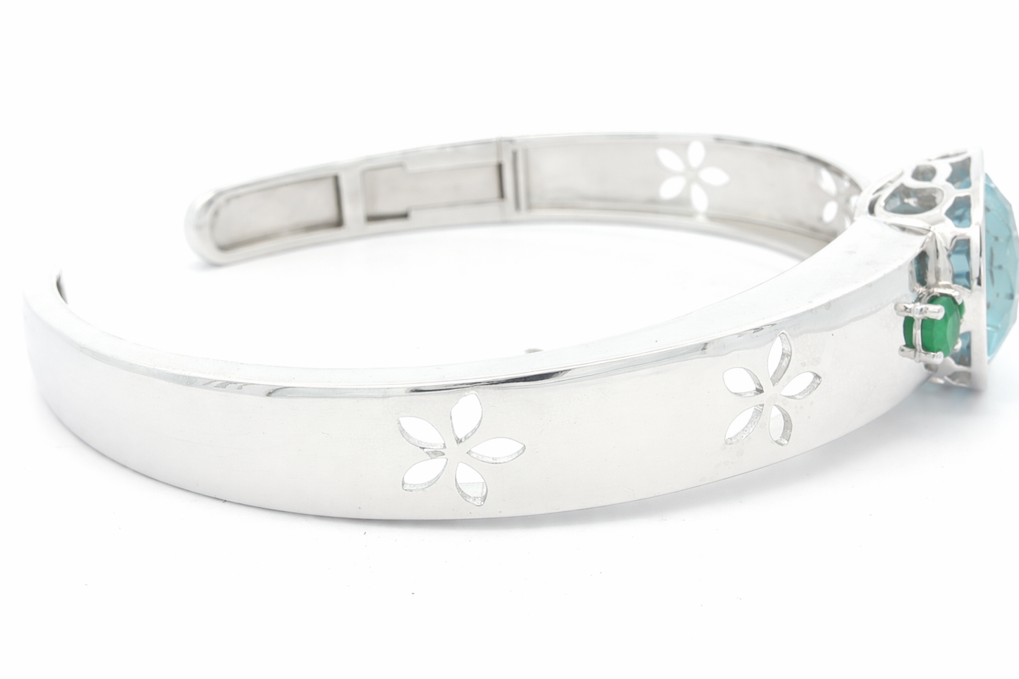 Das Topas-Blumenarmband mit handgeschnitztem Scharnier und Smaragdakzenten aus 14K Weißgold