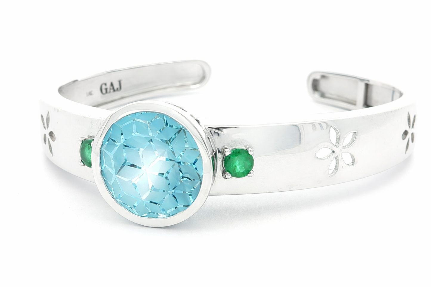 Das Topas-Blumenarmband mit handgeschnitztem Scharnier und Smaragdakzenten aus 14K Weißgold