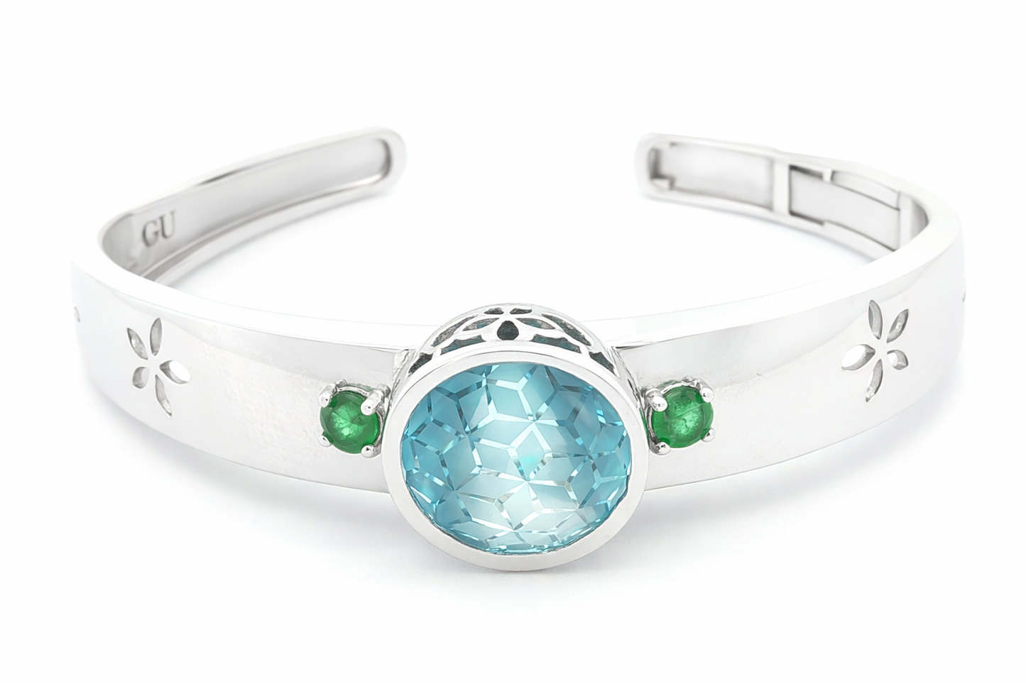 Das Topas-Blumenarmband mit handgeschnitztem Scharnier und Smaragdakzenten aus 14K Weißgold