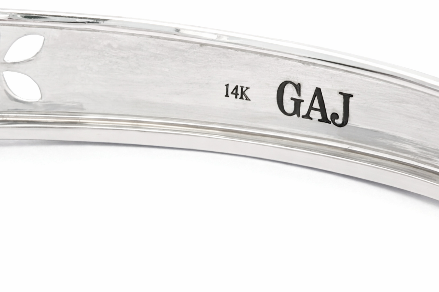 Das Topas-Blumenarmband mit handgeschnitztem Scharnier und Smaragdakzenten aus 14K Weißgold